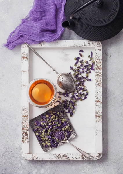 Blå Malva Blommor Stålplåt Med Vintage Sil Infuser Trälåda Med — Stockfoto