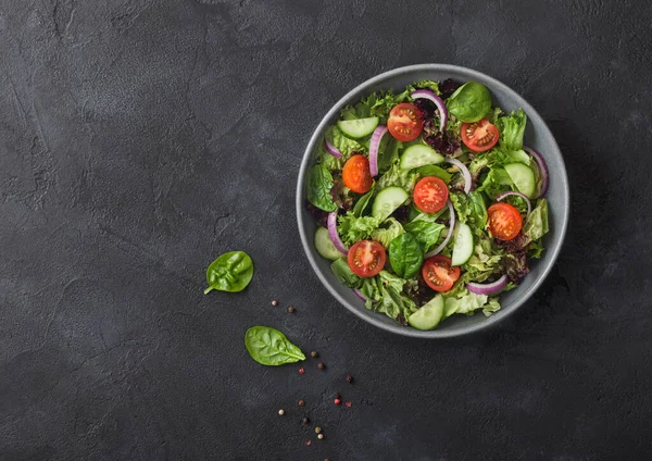 Salada Legumes Vegetarianos Saudáveis Frescos Com Tomate Pepino Cebola Vermelha — Fotografia de Stock