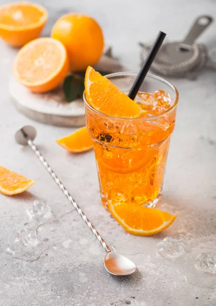 Aperol Spritz Καλοκαιρινό Κοκτέιλ Ποτήρι Highball Πορτοκάλια Και Σουρωτήρι Κουτάλι — Φωτογραφία Αρχείου