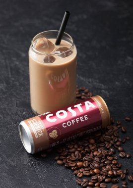 LONDON, İngiltere - SEPTEMBER 09, 2020: Siyah arkaplanda cam ve çiğ kahve çekirdekli Kosta kahvesi konservesi.