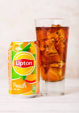 LONDON, İngiltere - SEPTEMBER 03, 2018: Lipton Ice Tea buzlu, şeftali aromalı alüminyum teneke ve cam.
