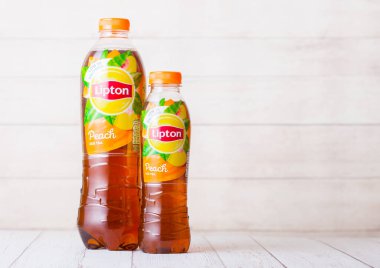 LONDON, İngiltere - SEPTEMBER 03, 2018: Şeftali aromalı plastik Lipton Ice Tea şişeleri.