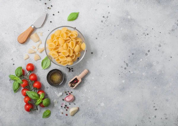Pastas Conchiglie Tazón Cristal Con Queso Parmesano Tomates Aceite Ajo — Foto de Stock
