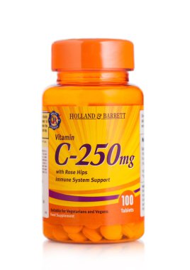 LONDON, İngiltere - 15 Eylül 2021: Hollanda & Barrett 'in beyaz üzerine yazdığı C vitamini hapları içeren plastik kap.