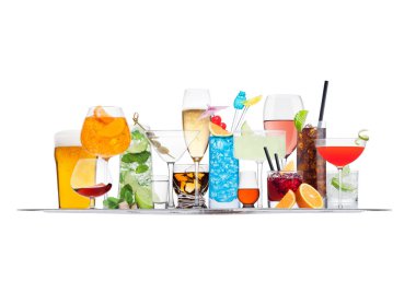 Beyaz arka planda buzlu çeşitli kokteyller. Mavi lagün, martini, negroni, mojito, spritz, gimlet, cuba libre, cosmopolitan, margarita..