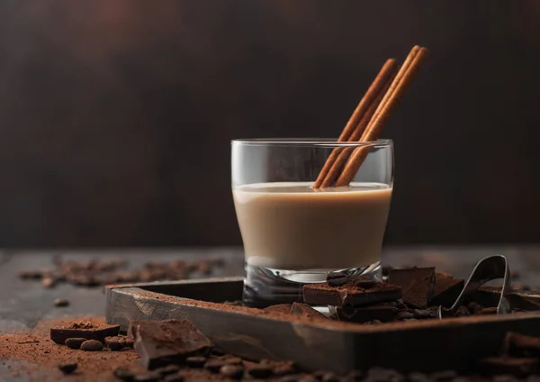 Irländsk Grädde Baileys Likör Kristallglas Med Kanel Kaffebönor Och Pulver — Stockfoto