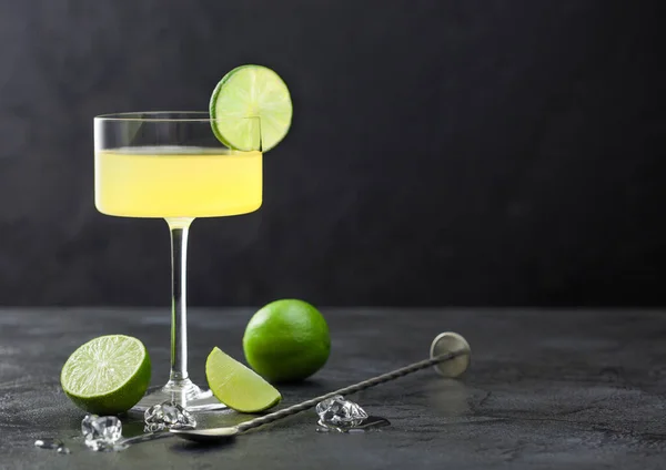 Gimlet Kamikaze Cocktail Vidro Moderno Com Limão Fatia Fundo Preto — Fotografia de Stock