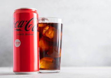 LONDON, İngiltere - 23 Temmuz 2025: Sıfır Şekerli Coca Cola meşrubat hafif masa üzerinde bir bardak buzlu soda.