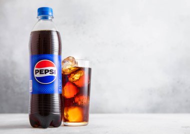 LONDON, İngiltere - 21 Haziran 2025: Bir şişe Pepsi Kola.