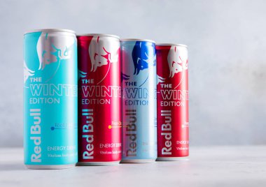 LONDON, İngiltere - 25 Temmuz 2025: Çeşitli karışımlı Red Bull Kış Versiyonu enerji içecekleri ve çeşitli aromalar.
