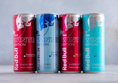 LONDON, İngiltere - 25 Temmuz 2025: Çeşitli karışımlı Red Bull Kış Versiyonu enerji içecekleri ve çeşitli aromalar.