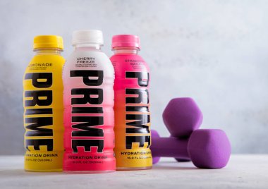 LONDON, İngiltere - 07 Temmuz 2025: Işık masası zemininde çeşitli tatlarla birlikte birincil enerji içeceği şişeleri. 