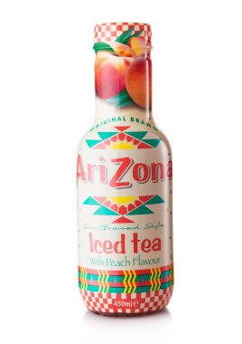 LONDON, İngiltere - 19 Kasım 2025: Bir şişe Arizona Buzlu Çayı, beyaz üzerine izole edilmiş şeftali aromalı.