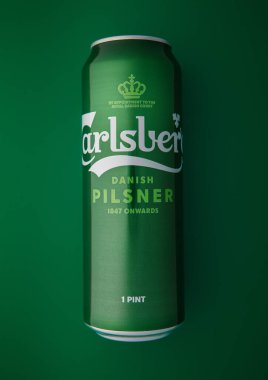 LONDON, İngiltere - 1.2025 ARALIK: Carlsberg Danimarka 'dan orijinal bira.