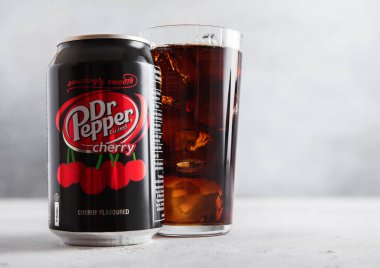 LONDON, İngiltere - 21 Ekim 2025: Işık masasının üzerinde cam olan Dr. Pepper Kiraz aromalı meşrubat kutusu.
