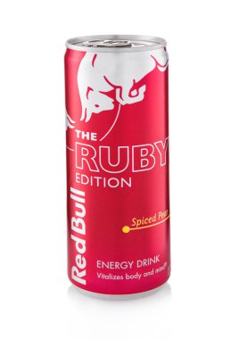 LONDON, İngiltere - 11 AĞUSTOS 2025: Red Bull enerji meşrubat beyaz üzerine baharatlı armut aromalı yakut sürümü içecek.