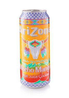 LONDON, İngiltere - 25 Kasım 2025: Arizona Tüm Doğal Mucho Mango Meyve Suyu Kokteyli.