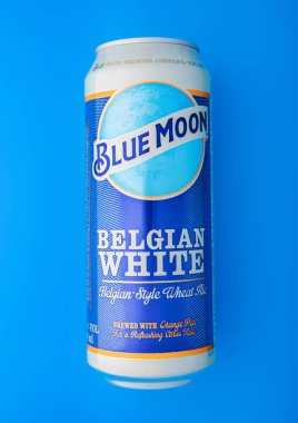 LONDON, İngiltere - 01 Aralık 2025: Mavi Ay Belçika beyaz buğday birası mavi alüminyum teneke üzerinde.