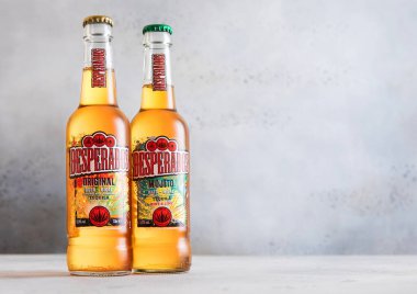 LONDON, İngiltere - 22 Kasım 2025: Desperados Şişeleri Orijinal tekila ve mohito karıştırılmış bira.