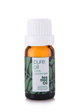 LONDON, İngiltere - 10 AĞUSTOS 2025: Avustralya 'nın beyaz vücut bakım ürünlerinin cam çay ağacı yağı.