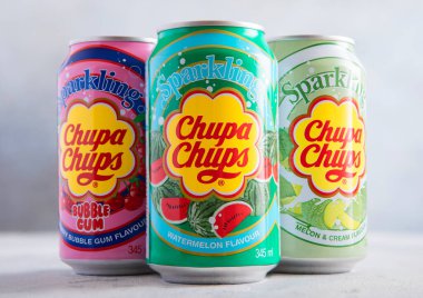 LONDON, İngiltere - 25 Kasım 2025: Çeşitli aromalı ekşi Chupa Chupa Chups meşrubatlı meşrubat.