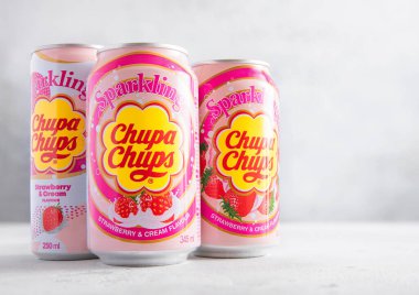 LONDON, İngiltere - 11 ARALIK 2025: Chupa Chups Strawberry ve Cream aromalı meşrubat.