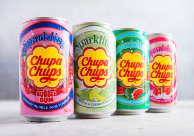 LONDON, İngiltere - 30 Kasım 2025: Çeşitli aromalı ekşi sodalı Chupa Chupa Chups meşrubat hafif masa üzerinde.