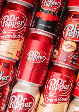 LONDON, İngiltere - 14 Kasım 2025: Alüminyum konserve Dr.Pepper meşrubat karışımının üst görüntüsü.