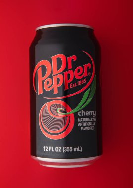 LONDON, İngiltere - 21 Eylül 2025: Kırmızı arka planda Dr.Pepper Kiraz aromalı meşrubat.