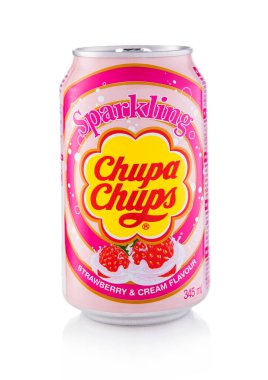 LONDON, İngiltere - 11 Haziran 2025: Chupa Chups Çilek ve Kremalı soda beyaz üzerine alkolsüz içecek.