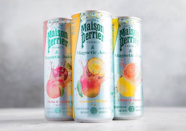 LONDON, İngiltere - 09 AĞUSTOS 2025: Masada çeşitli meyve aromalı Perrier karbonatlı maden suyu konserveleri.