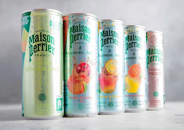 LONDON, İngiltere - 09 AĞUSTOS 2025: Masada çeşitli meyve aromalı Perrier karbonatlı maden suyu konserveleri.