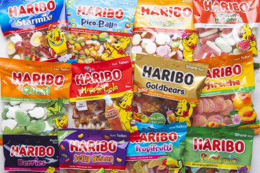 LONDON, İngiltere - Haziran 09, 2025: Çeşitli tat ve gösterişli Haribo jöle şekerlemelerinin çeşitli karışımları.