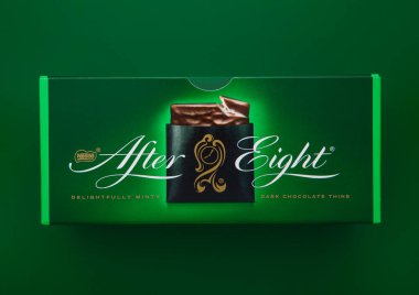 LONDON, İngiltere - HAZİRAN 05, 2025: Sekiz enfes naneli siyah çikolatadan sonra yeşil.