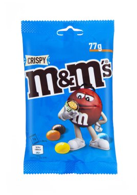 Londra, İngiltere - 30 Aralık 2024: Beyaz arka planda izole edilmiş M ve M 'nin çıtır sütlü çikolatalı dragee şekerlemeleri paketi..