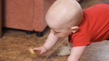 Erkek çocuk bisküvi yemek şirin bebek