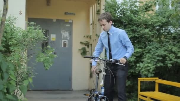 Businessman folding bicycle — Stock Video