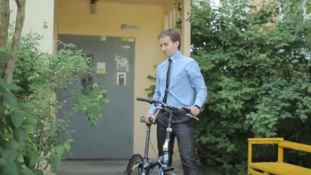 Hombre de negocios con smartwatch toque bicicleta — Vídeo de stock