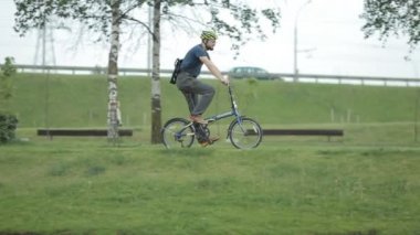 Adam loptop ile parka binicilik bisiklet üzerinde