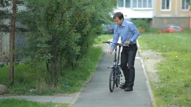 Homme d'affaires vélo pliant — Video