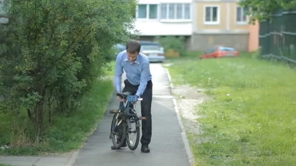 İşadamı katlanır Bisiklet — Stok video