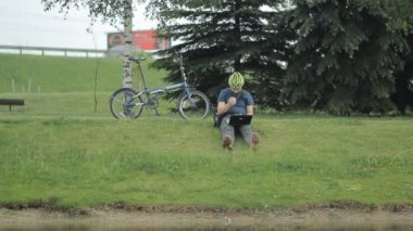 Adam parktan sürme laptop ve Bisiklet