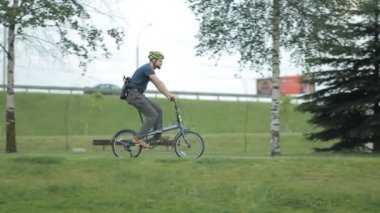 Dizüstü bilgisayar ile parka binicilik bisiklet adam