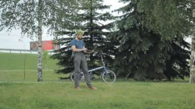 Adam Park'ta dizüstü bilgisayarla arıyor