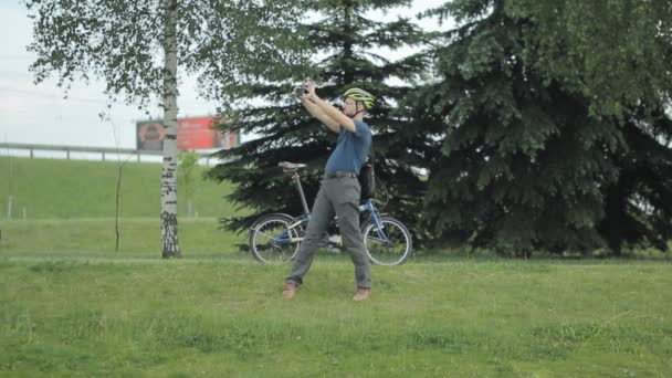 公園で、スマート フォンで写真を作る男 — ストック動画