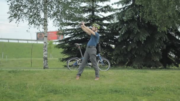 Homme faisant des photos avec smartphone au parc — Video