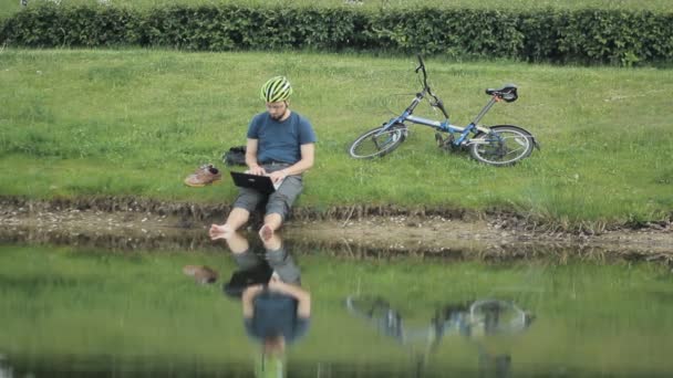 湖とラップトップを使用して幸せな成熟した男 — ストック動画