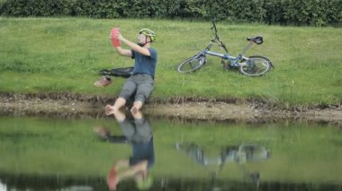Mutlu olgun adam göl karşı tablet kullanma