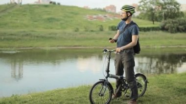 Katlanır bisiklet ile smartphone üzerinde adam