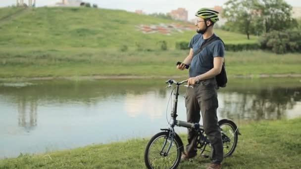 Mann auf Klappfahrrad mit Smartphone — Stockvideo